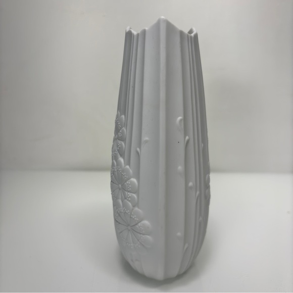 Vintage Kaiser White Bisque Porcelain Floral Pattern Jagged Edge Vase‎ - Picture 5 of 11
